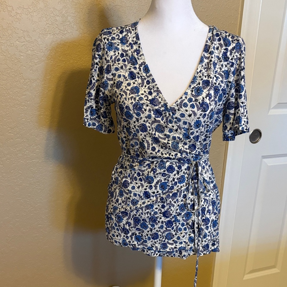Lucky Brand Blue and White Floral Blouse.‎ Size Small